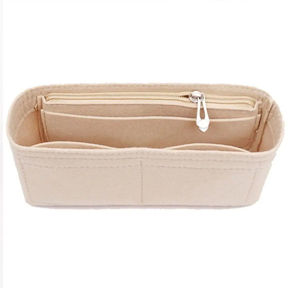 Beiger Handtaschen-Organizer mit mehreren Fächern und Reißverschluss – sorgt für mehr Struktur und Ordnung.