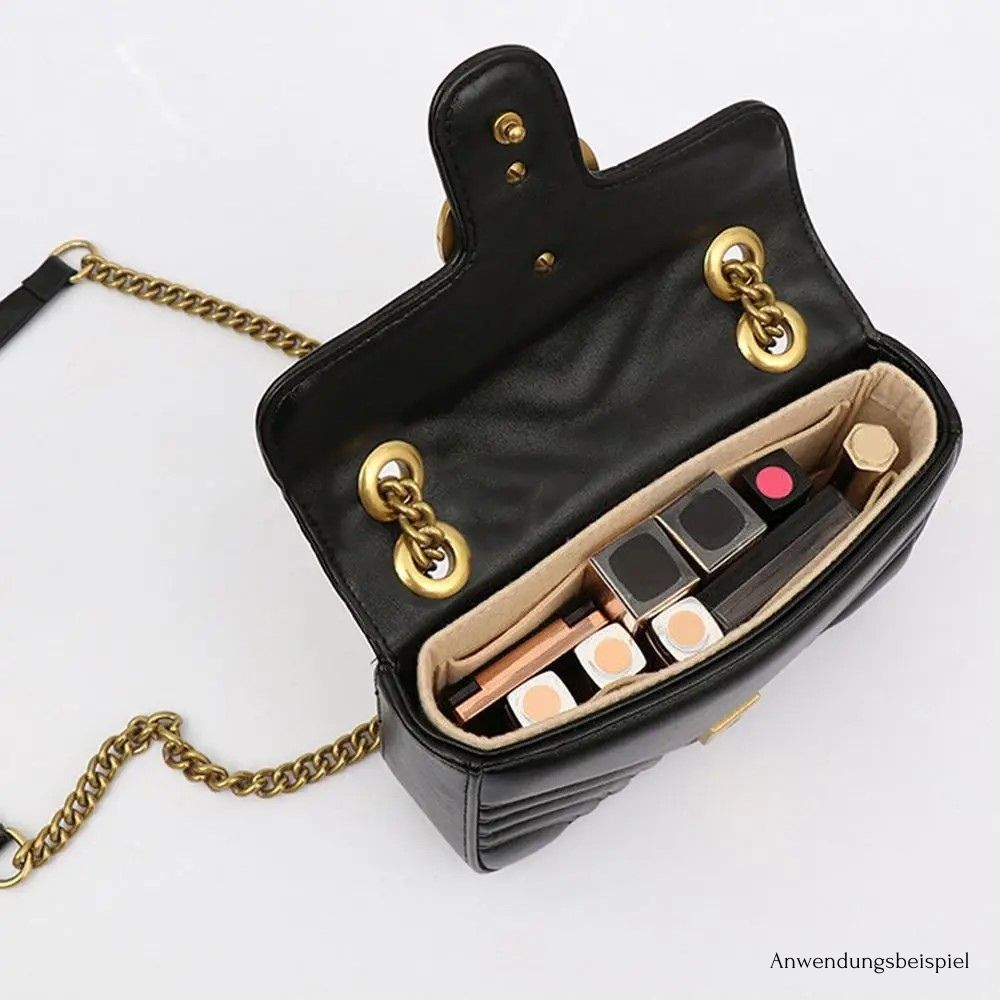 Taschen-Organizer in einer schwarzen Handtasche – Make-up und Essentials perfekt organisiert.
